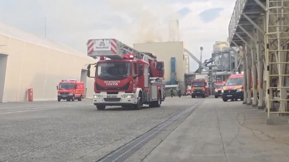 UPDATE Două explozii s-au produs la o fabrică de lemn din Brașov. Acoperișul de pe o bandă transportoare a fost spulberat 1086862