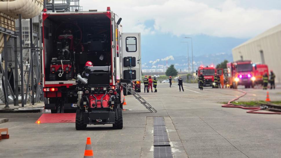 UPDATE Două explozii s-au produs la o fabrică de lemn din Brașov. Acoperișul de pe o bandă transportoare a fost spulberat 1086870