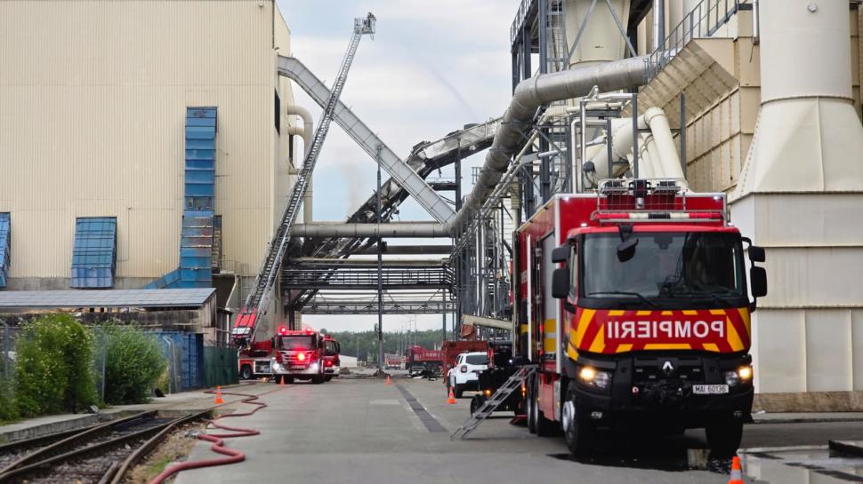 UPDATE Două explozii s-au produs la o fabrică de lemn din Brașov. Acoperișul de pe o bandă transportoare a fost spulberat 1086871