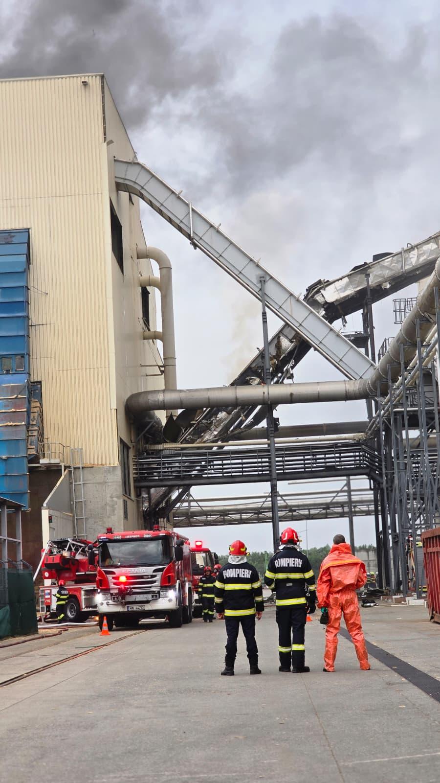 UPDATE Două explozii s-au produs la o fabrică de lemn din Brașov. Acoperișul de pe o bandă transportoare a fost spulberat 1086873