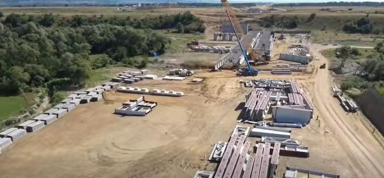 Imagini de pe șantierul Autostrăzii A13 Sibiu - Făgăraş. CNAIR: „Lucrările pe tronsonul Arpaşu de Jos - Sâmbăta de Sus au ajuns la 44%” 1087071