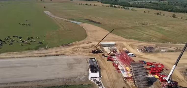Imagini de pe șantierul Autostrăzii A13 Sibiu - Făgăraş. CNAIR: „Lucrările pe tronsonul Arpaşu de Jos - Sâmbăta de Sus au ajuns la 44%” 1087073