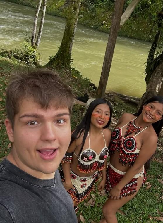 Un tânăr a renunțat la viața din SUA ca să trăiască într-un trib izolat din pădurea amazoniană și îi place foarte mult 1087113