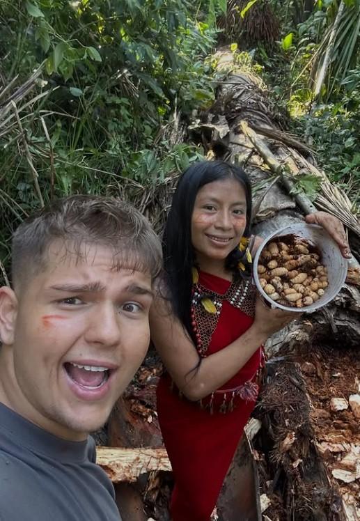 Un tânăr a renunțat la viața din SUA ca să trăiască într-un trib izolat din pădurea amazoniană și îi place foarte mult 1087114