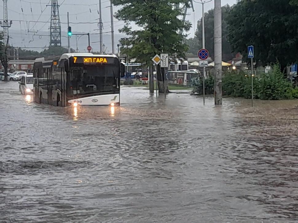 Furtună devastatoare în Bulgaria: Vânt cu puterea unui uragan în staţiunile preferate de români şi oameni blocaţi în maşini  1087350
