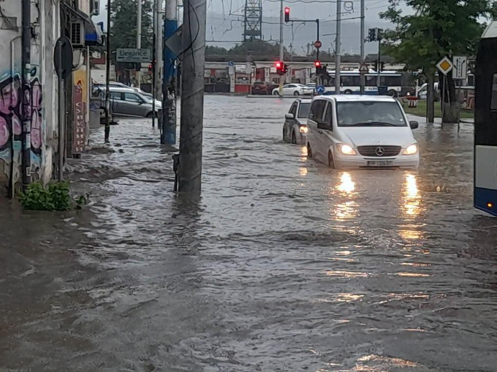 Furtună devastatoare în Bulgaria: Vânt cu puterea unui uragan în staţiunile preferate de români şi oameni blocaţi în maşini  1087351