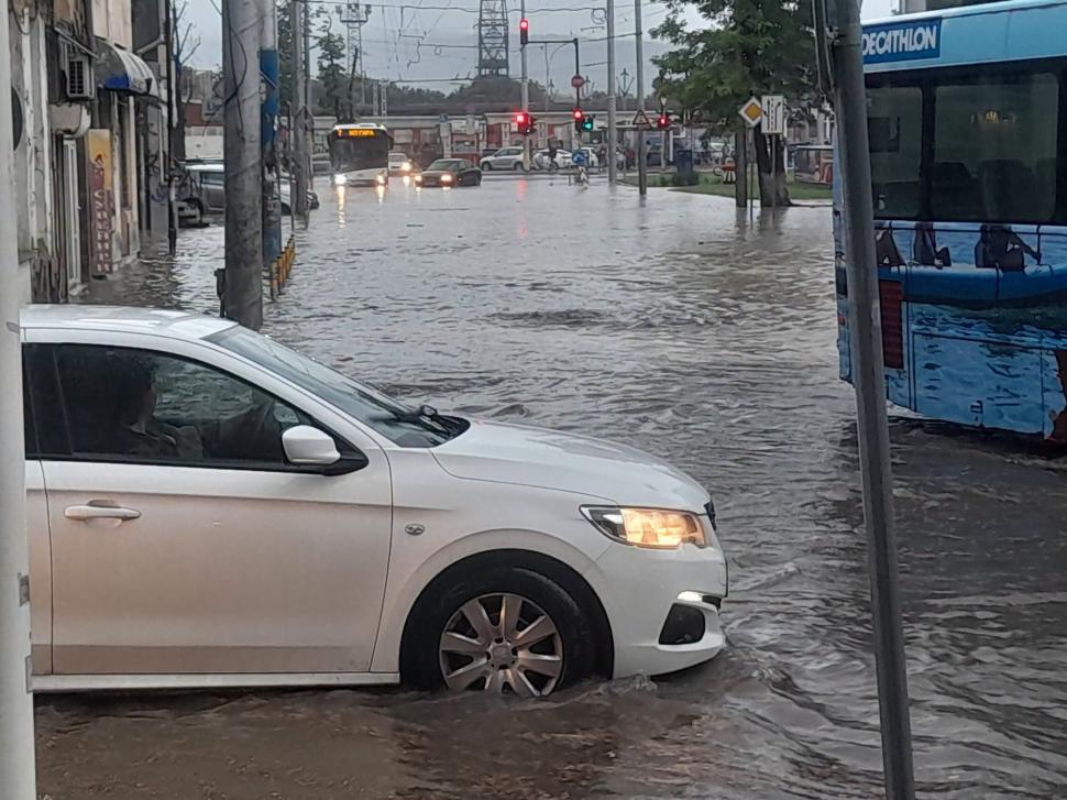 Furtună devastatoare în Bulgaria: Vânt cu puterea unui uragan în staţiunile preferate de români şi oameni blocaţi în maşini  1087352