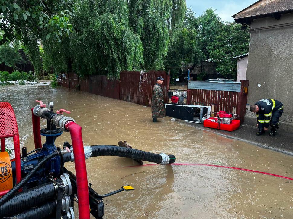 Imagini cu dezastrul provocat de furtuni: Localităţi din Prahova, sub ape. 2 bărbaţi răniţi de un copac căzut pe o maşină la Târgu-Jiu 1087283