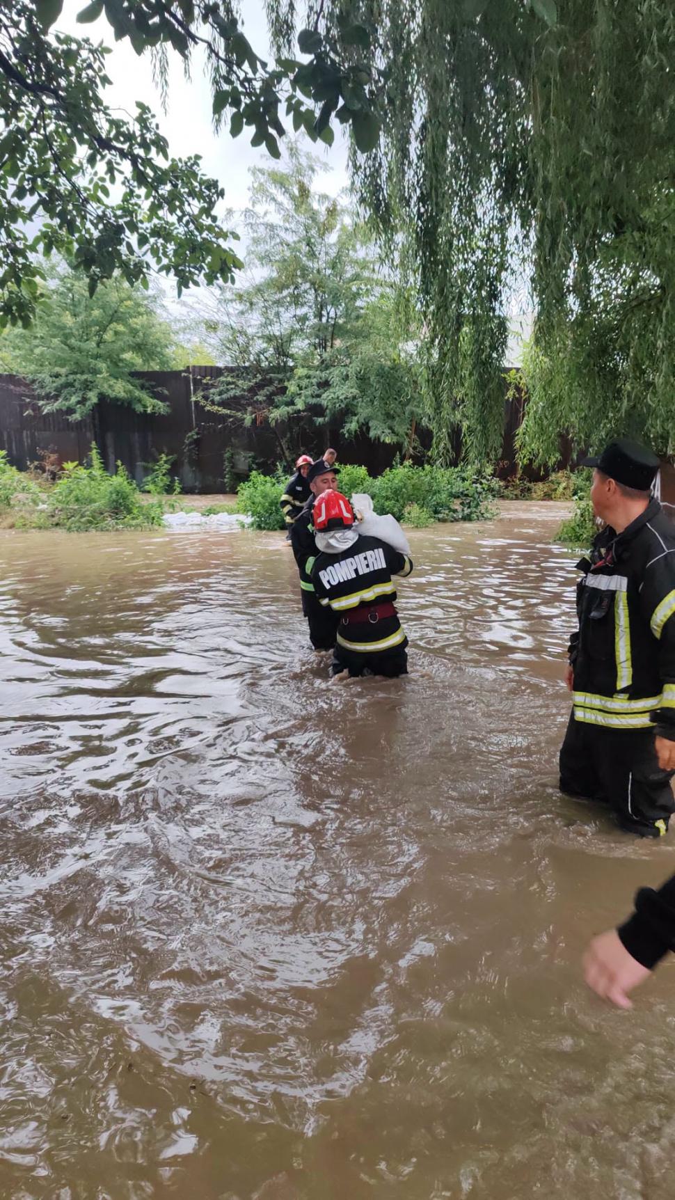 Imagini cu dezastrul provocat de furtuni: Localităţi din Prahova, sub ape. 2 bărbaţi răniţi de un copac căzut pe o maşină la Târgu-Jiu 1087285