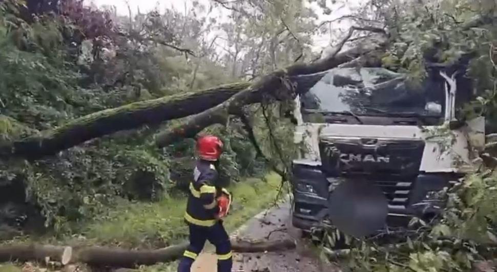 Imagini cu dezastrul provocat de furtuni: Localităţi din Prahova, sub ape. 2 bărbaţi răniţi de un copac căzut pe o maşină la Târgu-Jiu 1087289