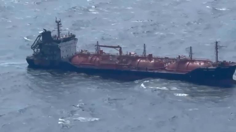 Imagini cu nava lovită de drone în Marea Neagră, după ce incendiul a fost stins. DSU: A scăzut temperatura. Accesul la bord nu e permis 1087543