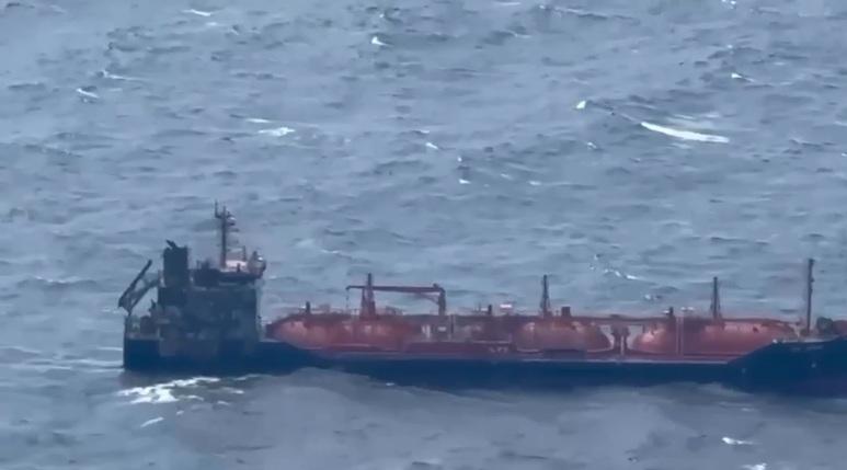 Imagini cu nava lovită de drone în Marea Neagră, după ce incendiul a fost stins. DSU: A scăzut temperatura. Accesul la bord nu e permis 1087544
