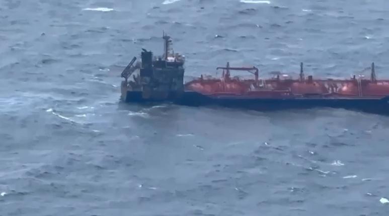 Imagini cu nava lovită de drone în Marea Neagră, după ce incendiul a fost stins. DSU: A scăzut temperatura. Accesul la bord nu e permis 1087545