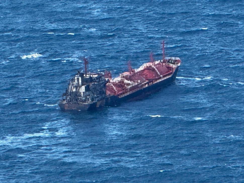 Imagini cu nava lovită de drone în Marea Neagră, după ce incendiul a fost stins. DSU: A scăzut temperatura. Accesul la bord nu e permis 1087548