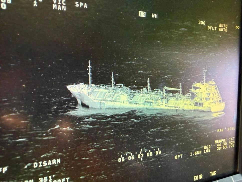 Imagini cu nava lovită de drone în Marea Neagră, după ce incendiul a fost stins. DSU: A scăzut temperatura. Accesul la bord nu e permis 1087549
