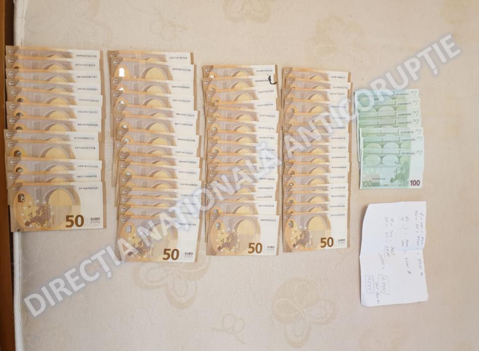 Ce acuzatii aduce DNA la adresa celor trei directori Romarm reținuți. Imagini cu teancurile de bani găsite la percheziții 1087695