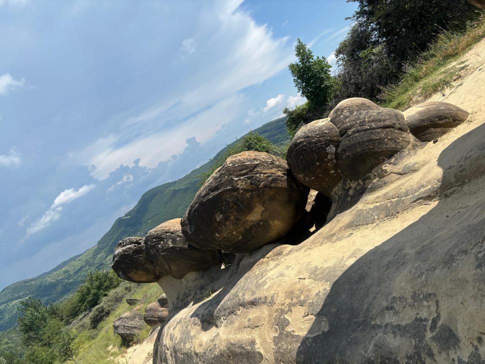 Am fost la „Babele de la Ulmet”. Ce sunt trovanții, unici în lume: Cum ajungi la „pietrele vii”, cât e biletul și ce spun legendele 1088280
