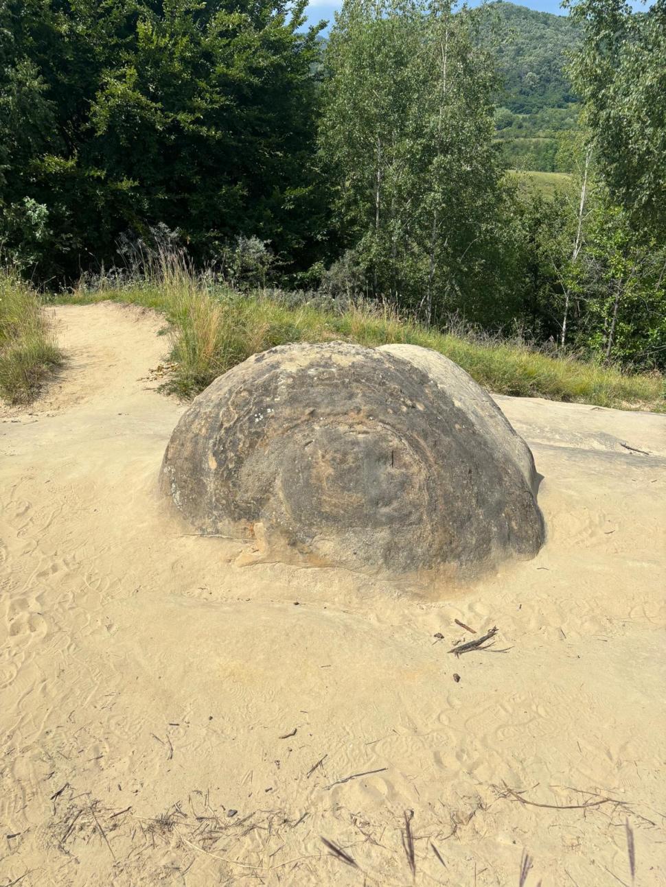 Am fost la „Babele de la Ulmet”. Ce sunt trovanții, unici în lume: Cum ajungi la „pietrele vii”, cât e biletul și ce spun legendele 1088288