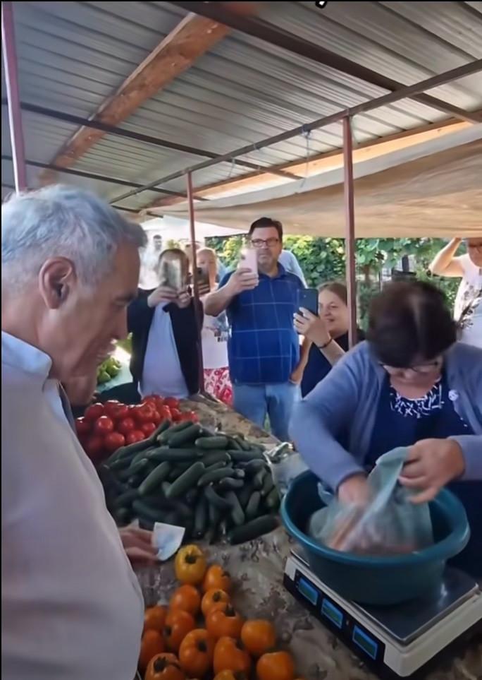Călin Georgescu și-a regizat o nouă vizită la târg. A cumpărat roșii de 10 lei, oamenii l-au ironziat: „Spuneți ceva în limba bătrână” 1088193