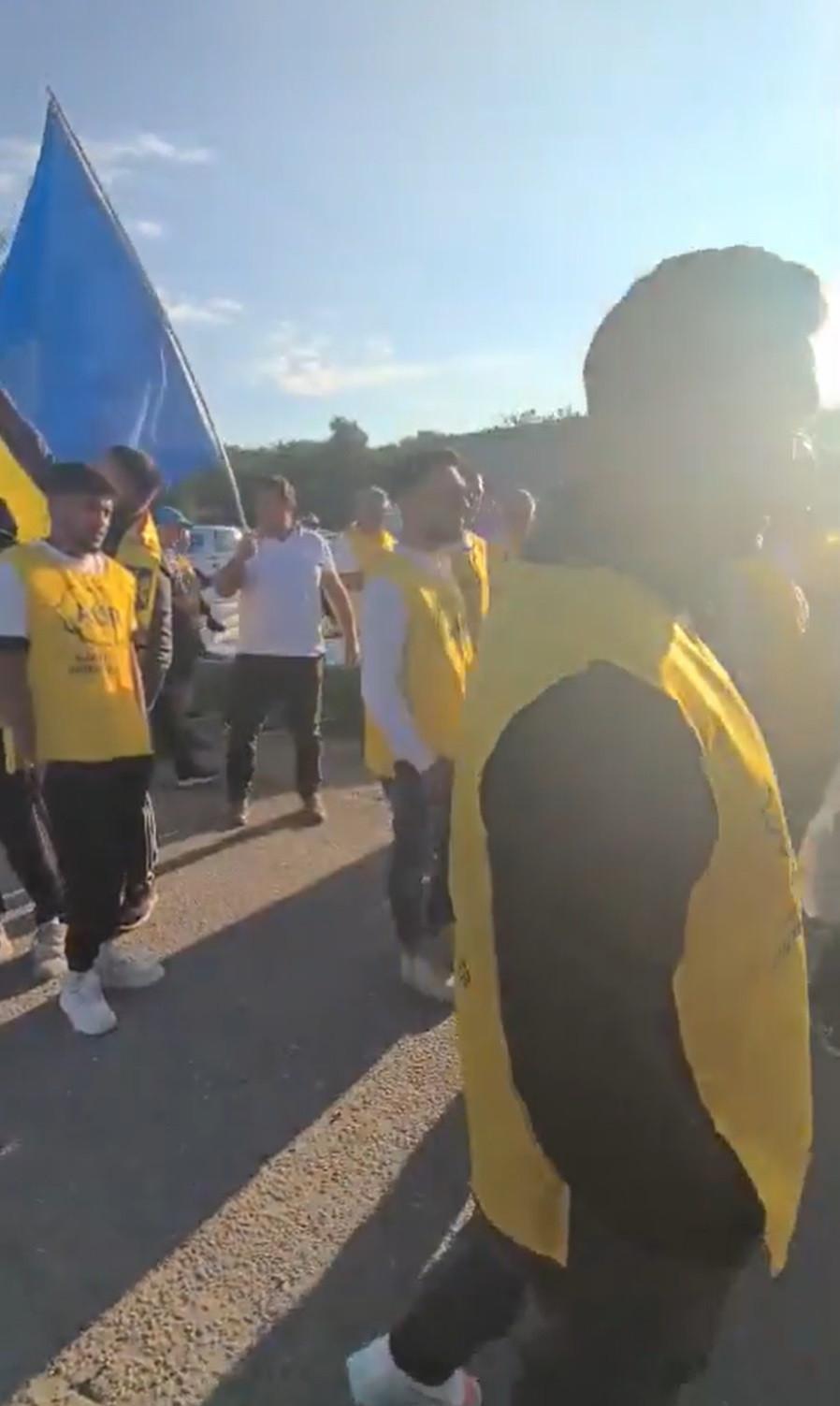 Călin Georgescu și-a regizat o nouă vizită la târg. A cumpărat roșii de 10 lei, oamenii l-au ironziat: „Spuneți ceva în limba bătrână” 1088195