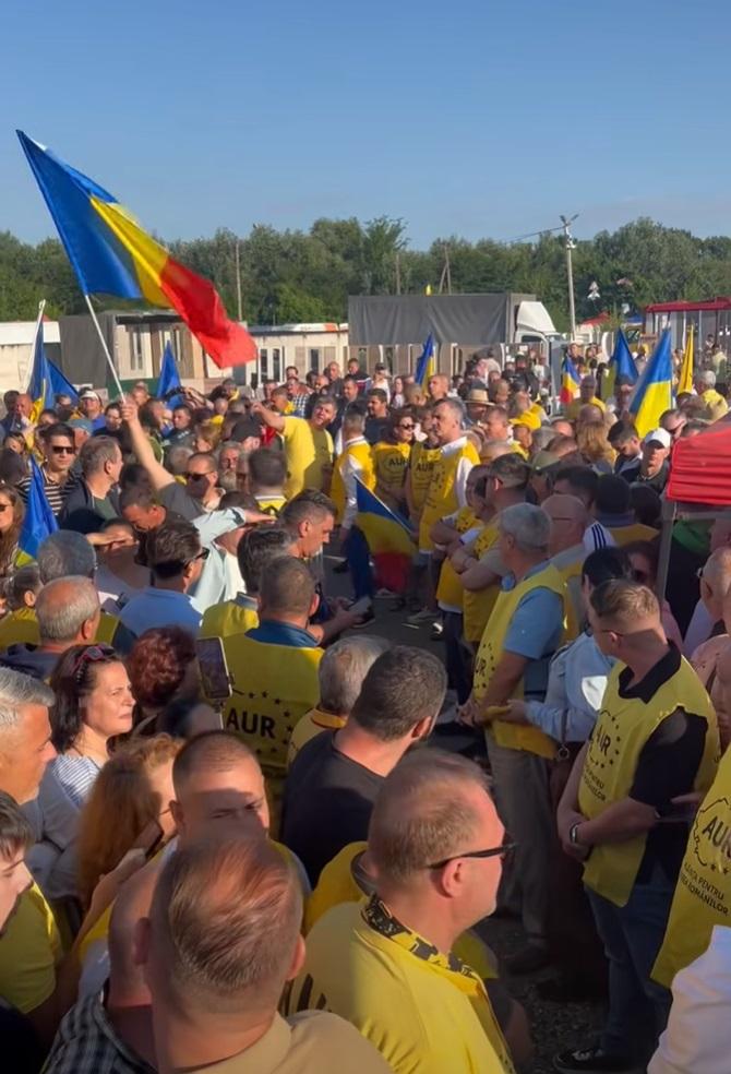 Călin Georgescu și-a regizat o nouă vizită la târg. A cumpărat roșii de 10 lei, oamenii l-au ironziat: „Spuneți ceva în limba bătrână” 1088196