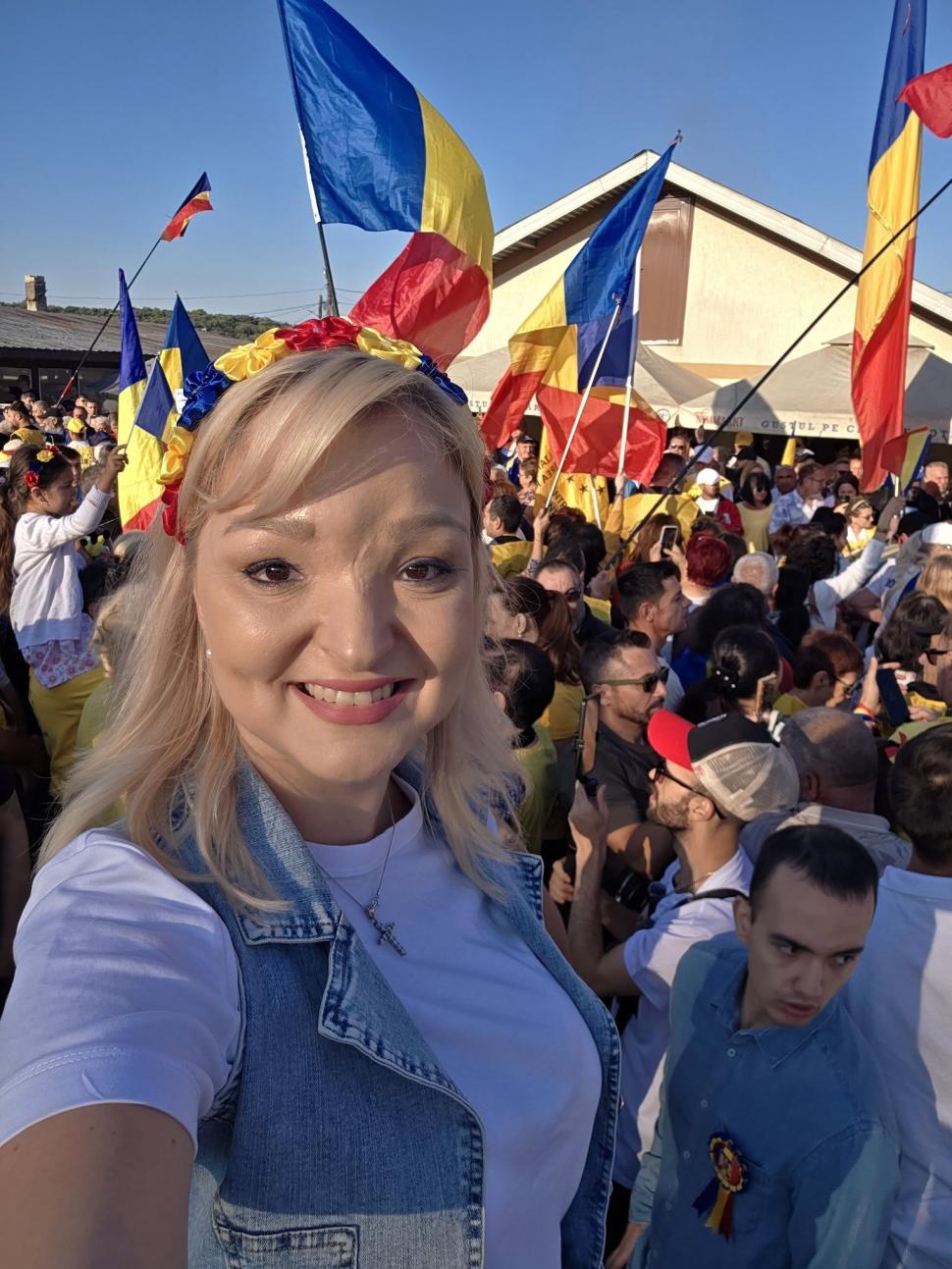 Călin Georgescu și-a regizat o nouă vizită la târg. A cumpărat roșii de 10 lei, oamenii l-au ironziat: „Spuneți ceva în limba bătrână” 1088197