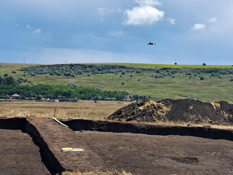 Descoperire arheologică rară în Moldova: Trei morminte antice au fost găsite într-un sit cu tumuli străvechi ai unor comunități uitate 1088531