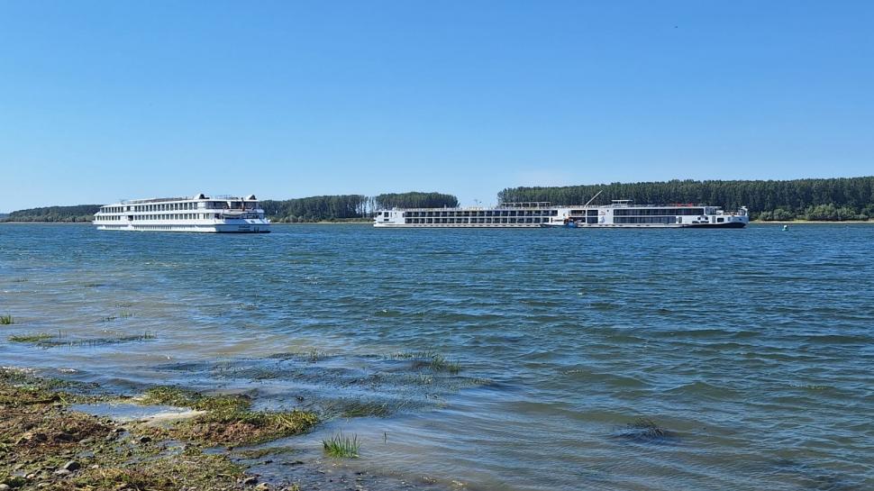 Dunărea a secat, navele sunt în pericol. Un vas de croazieră a eșuat în zona localității Gârla Mare, din cauza nivelului scăzut al apei 1088600