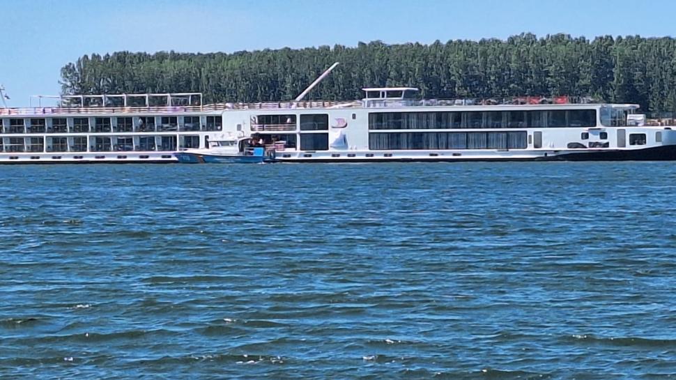 Dunărea a secat, navele sunt în pericol. Un vas de croazieră a eșuat în zona localității Gârla Mare, din cauza nivelului scăzut al apei 1088601
