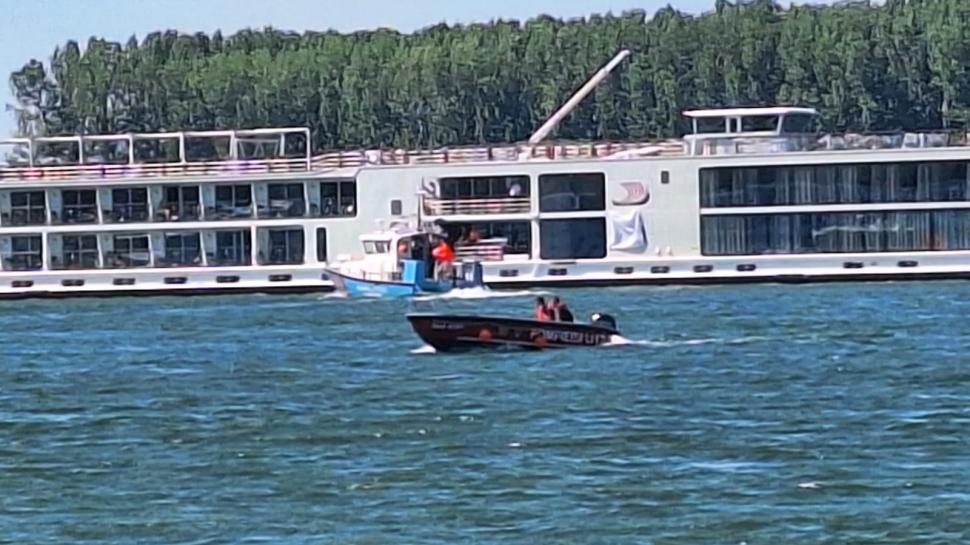 Dunărea a secat, navele sunt în pericol. Un vas de croazieră a eșuat în zona localității Gârla Mare, din cauza nivelului scăzut al apei 1088604