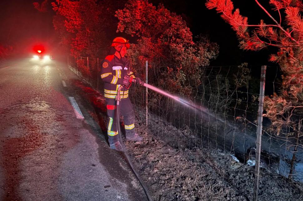 Misiunea pompierilor români în Franța a fost prelungită cu două săptămâni. Unde intervin salvatorii pentru stingerea incendiilor 1088425