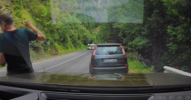 Scene ireale pe Transfăgărășan. Un turist ocupat cu telefonul n-a văzut că un urs era în spatele lui și îi adulmeca picioarele 1088585