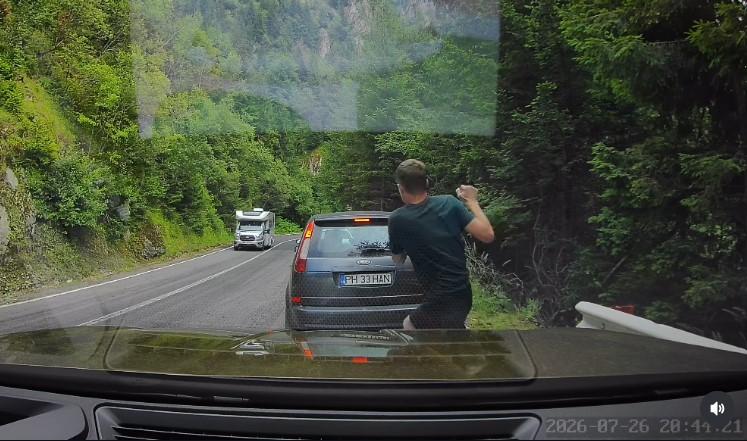 Scene ireale pe Transfăgărășan. Un turist ocupat cu telefonul n-a văzut că un urs era în spatele lui și îi adulmeca picioarele 1088586
