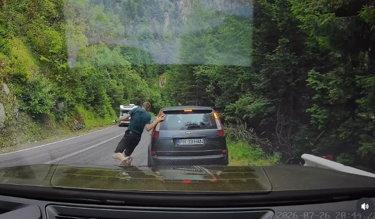 Scene ireale pe Transfăgărășan. Un turist ocupat cu telefonul n-a văzut că un urs era în spatele lui și îi adulmeca picioarele 1088587