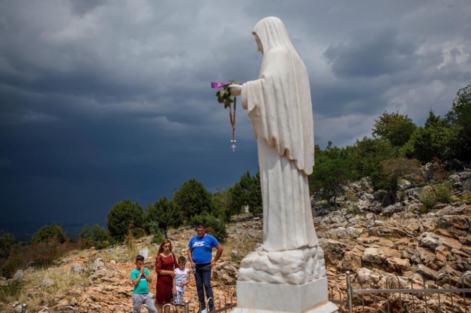 Furie în Bosnia. Statuia Fecioarei Maria din Medjugorje a fost desfigurată și incendiată: „Diavolul în fustă” 1088756