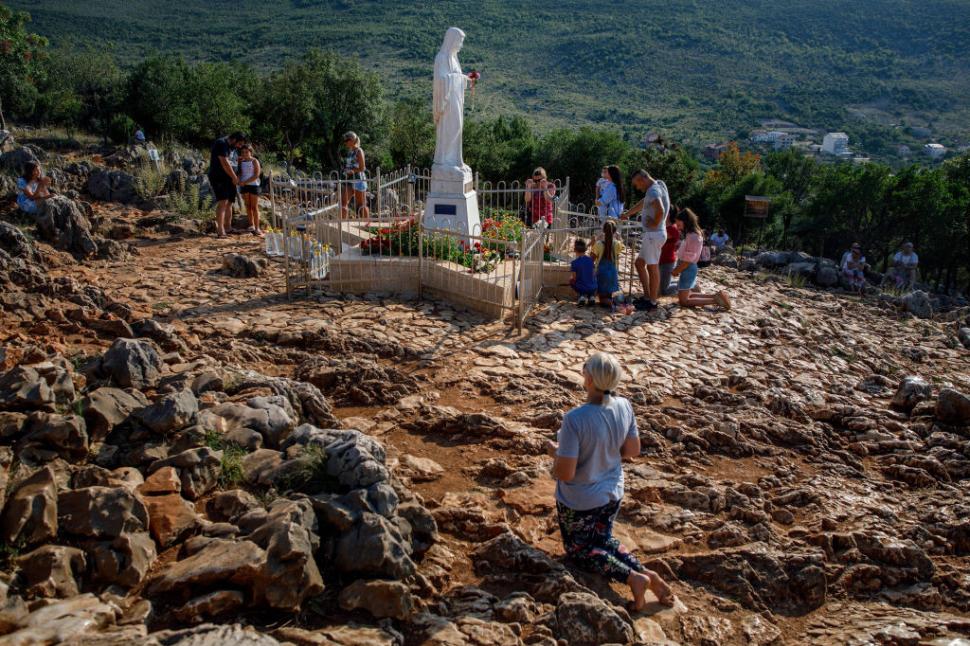 Furie în Bosnia. Statuia Fecioarei Maria din Medjugorje a fost desfigurată și incendiată: „Diavolul în fustă” 1088757