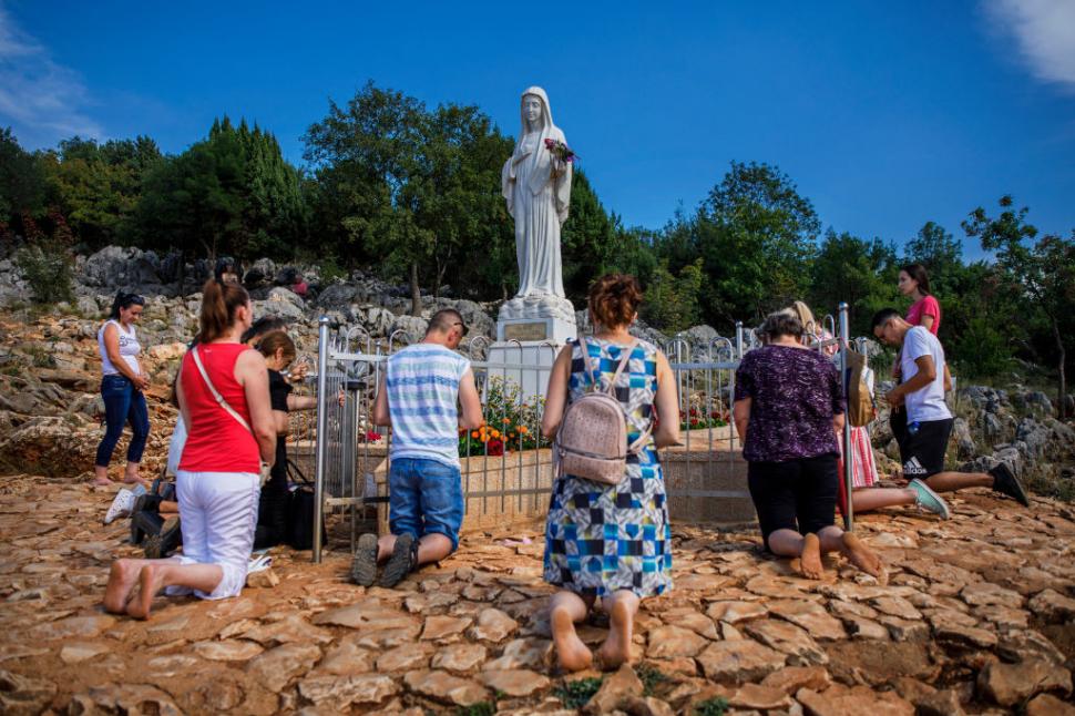 Furie în Bosnia. Statuia Fecioarei Maria din Medjugorje a fost desfigurată și incendiată: „Diavolul în fustă” 1088759
