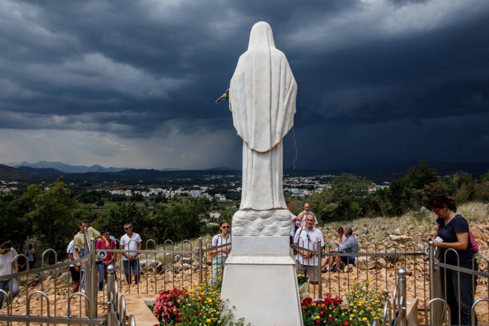 Furie în Bosnia. Statuia Fecioarei Maria din Medjugorje a fost desfigurată și incendiată: „Diavolul în fustă” 1088760