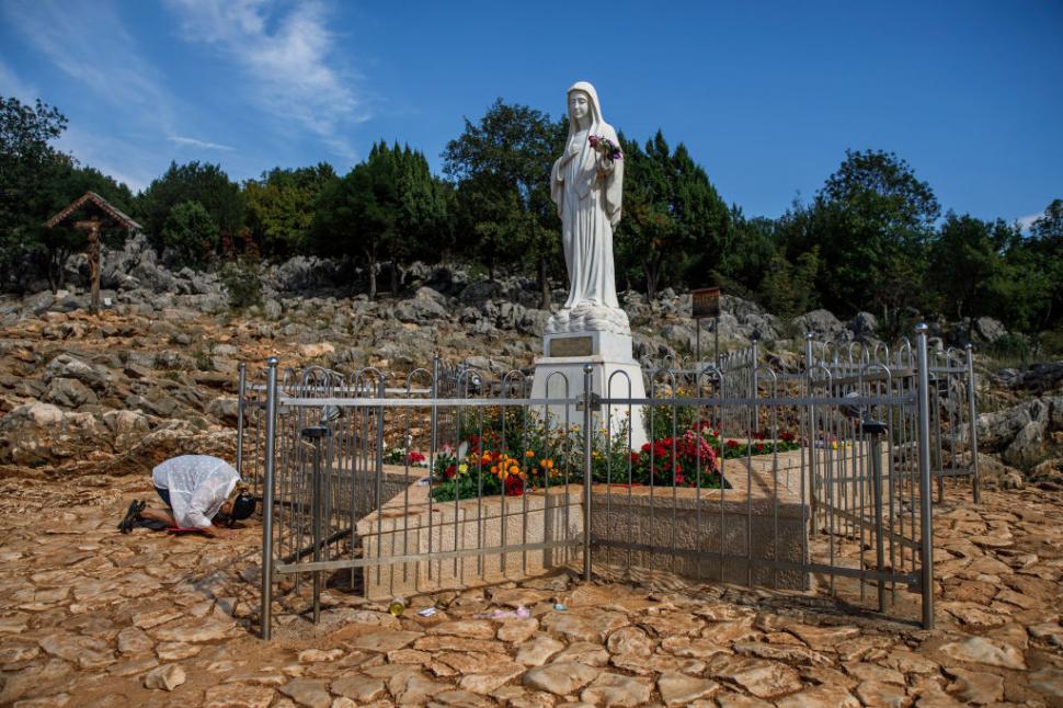Furie în Bosnia. Statuia Fecioarei Maria din Medjugorje a fost desfigurată și incendiată: „Diavolul în fustă” 1088761