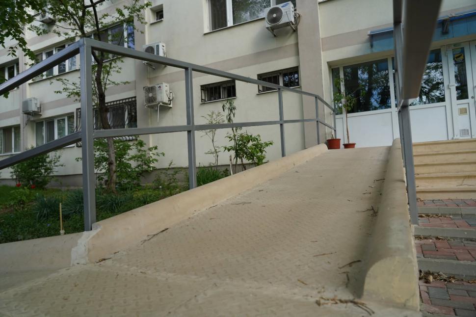 Peste 700 de blocuri din Sectorul 3 au acum rampe de acces la intrare 1088888