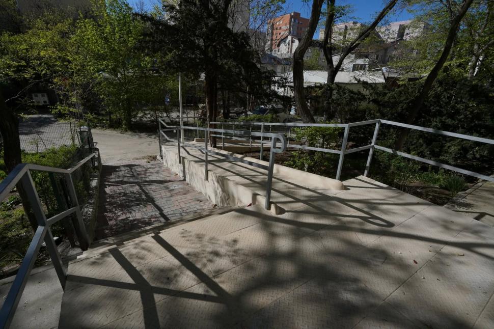 Peste 700 de blocuri din Sectorul 3 au acum rampe de acces la intrare 1088891
