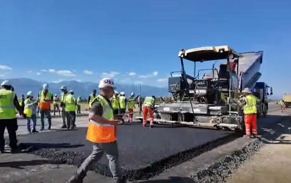 Autostrada Sibiu-Făgăraș (A13) prinde contur: Imagini cu turnarea asfaltului experimental pe unul dintre tronsoanele-cheie 1089270