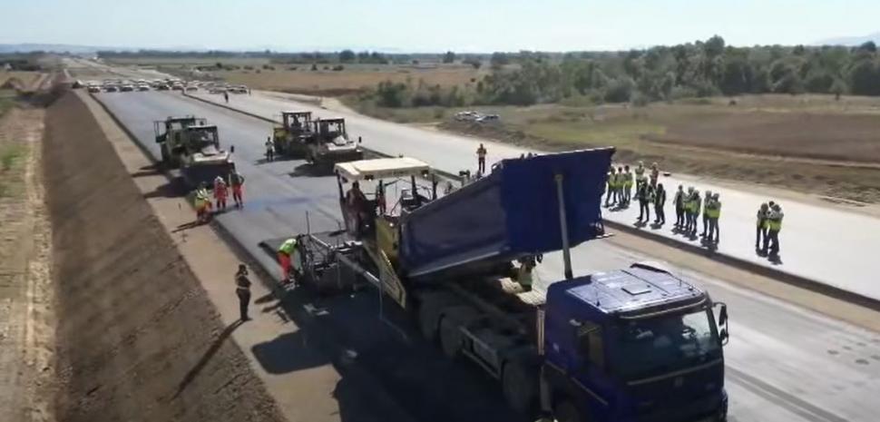 Autostrada Sibiu-Făgăraș (A13) prinde contur: Imagini cu turnarea asfaltului experimental pe unul dintre tronsoanele-cheie 1089271