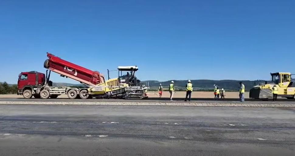 Autostrada Sibiu-Făgăraș (A13) prinde contur: Imagini cu turnarea asfaltului experimental pe unul dintre tronsoanele-cheie 1089272