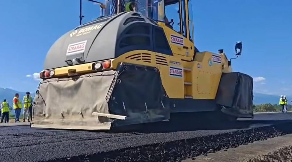 Autostrada Sibiu-Făgăraș (A13) prinde contur: Imagini cu turnarea asfaltului experimental pe unul dintre tronsoanele-cheie 1089273