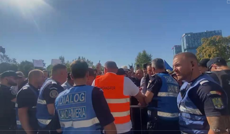 Violențe la protestul fermierilor. Oierii s-au îmbrâncit cu jandarmii. Forțele de ordine au dat cu gaze lacrimogene 1089004
