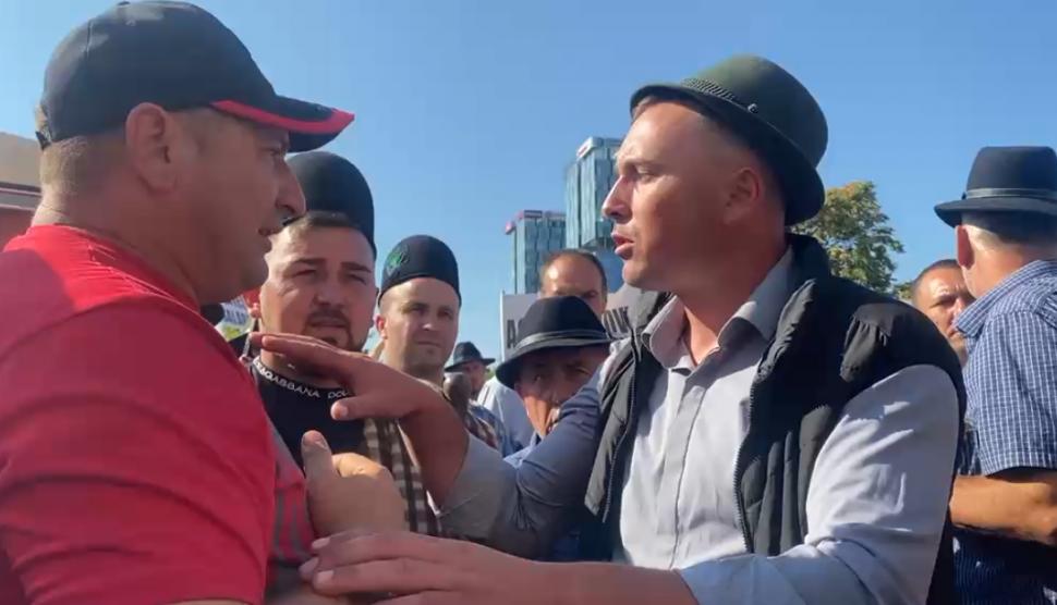 Violențe la protestul fermierilor. Oierii s-au îmbrâncit cu jandarmii. Forțele de ordine au dat cu gaze lacrimogene 1089005