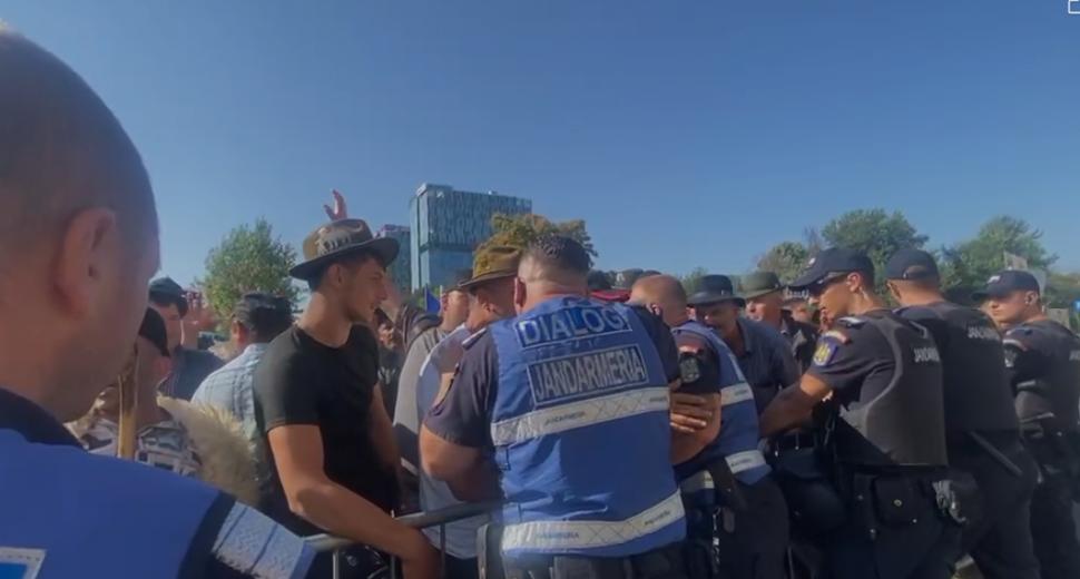 Violențe la protestul fermierilor. Oierii s-au îmbrâncit cu jandarmii. Forțele de ordine au dat cu gaze lacrimogene 1089007