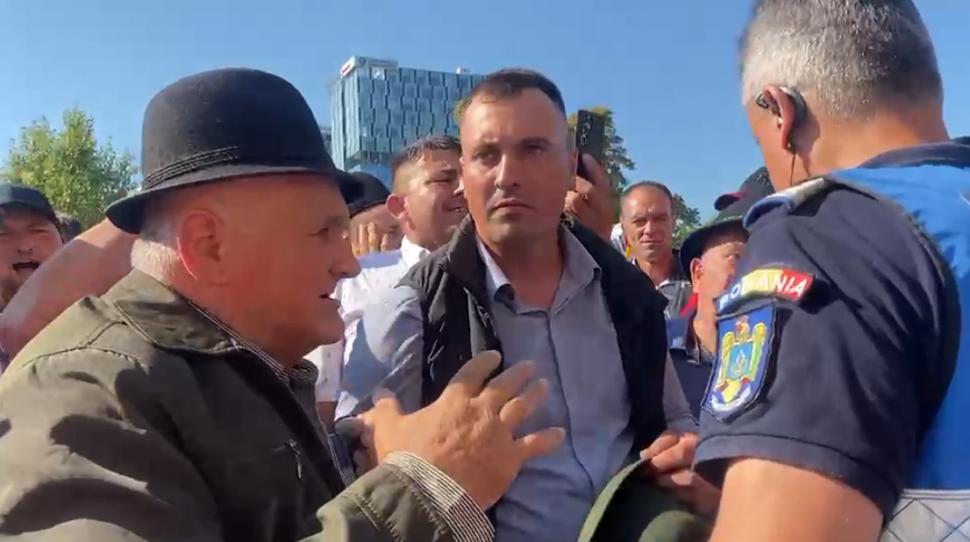 Violențe la protestul fermierilor. Oierii s-au îmbrâncit cu jandarmii. Forțele de ordine au dat cu gaze lacrimogene 1089009