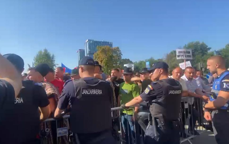 Violențe la protestul fermierilor. Oierii s-au îmbrâncit cu jandarmii. Forțele de ordine au dat cu gaze lacrimogene 1089011
